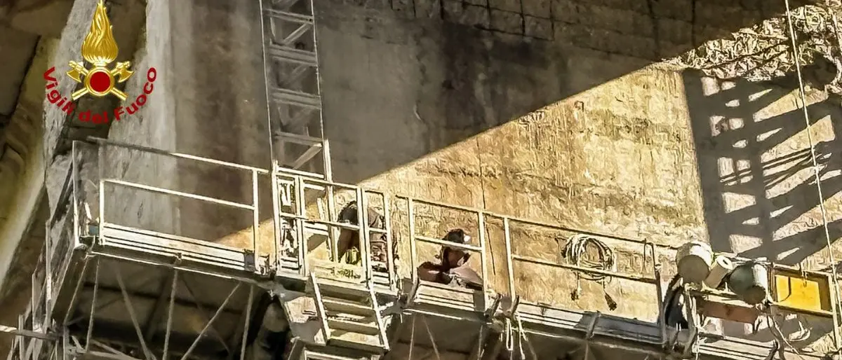 Cosenza, dodici operai bloccati in quota sul viadotto Friddizza: salvati dai Vigili del Fuoco