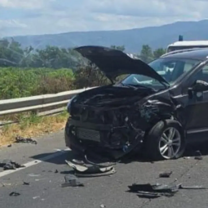 Incidente sulla Statale 106 a Corigliano, due feriti e traffico in tilt vicino al centro commerciale