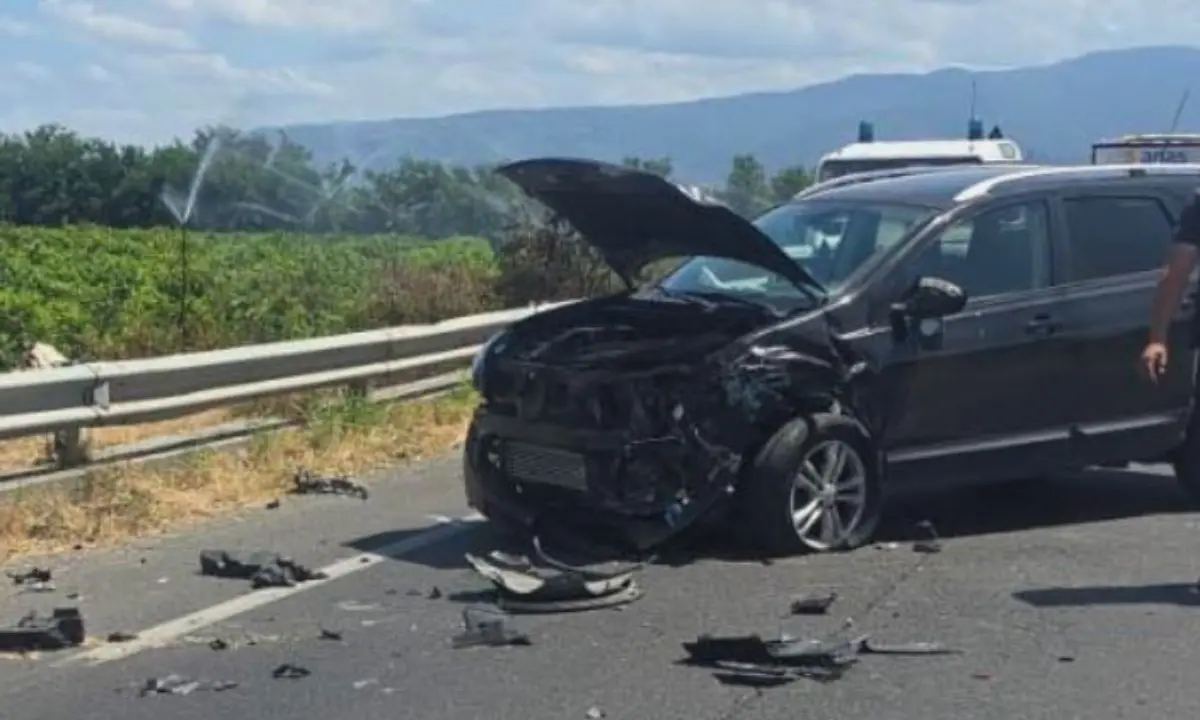 Incidente sulla Statale 106 a Corigliano, due feriti e traffico in tilt vicino al centro commerciale