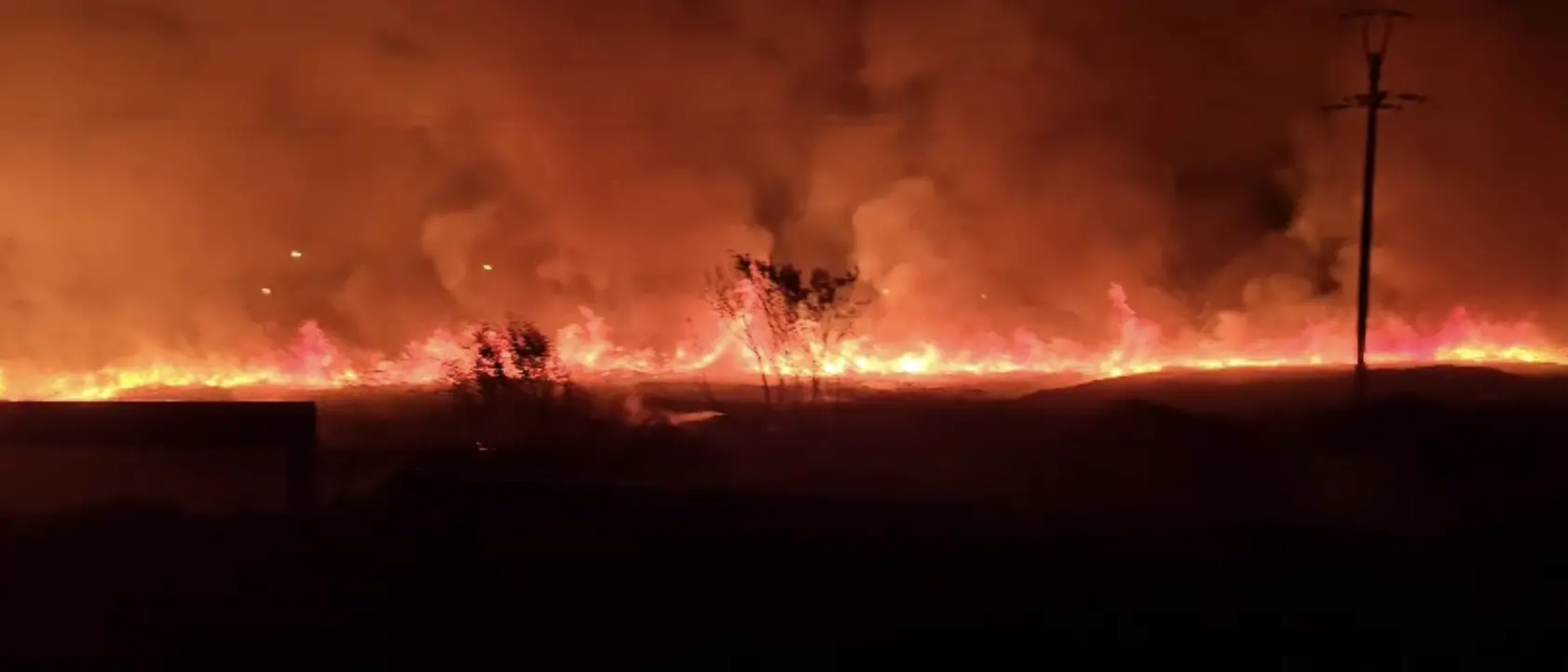 Corigliano-Rossano, incendio sulla litoranea: fiamme vicine alle case