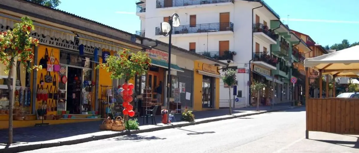 Camigliatello, scoppia la polemica sui dehors: i commercianti contro il sindaco Monaco