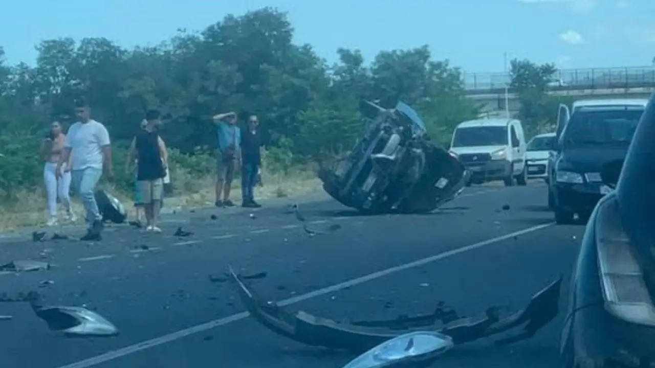 Corigliano Rossano, scontro tra due auto nei pressi dello svincolo di Schiavonea: due feriti