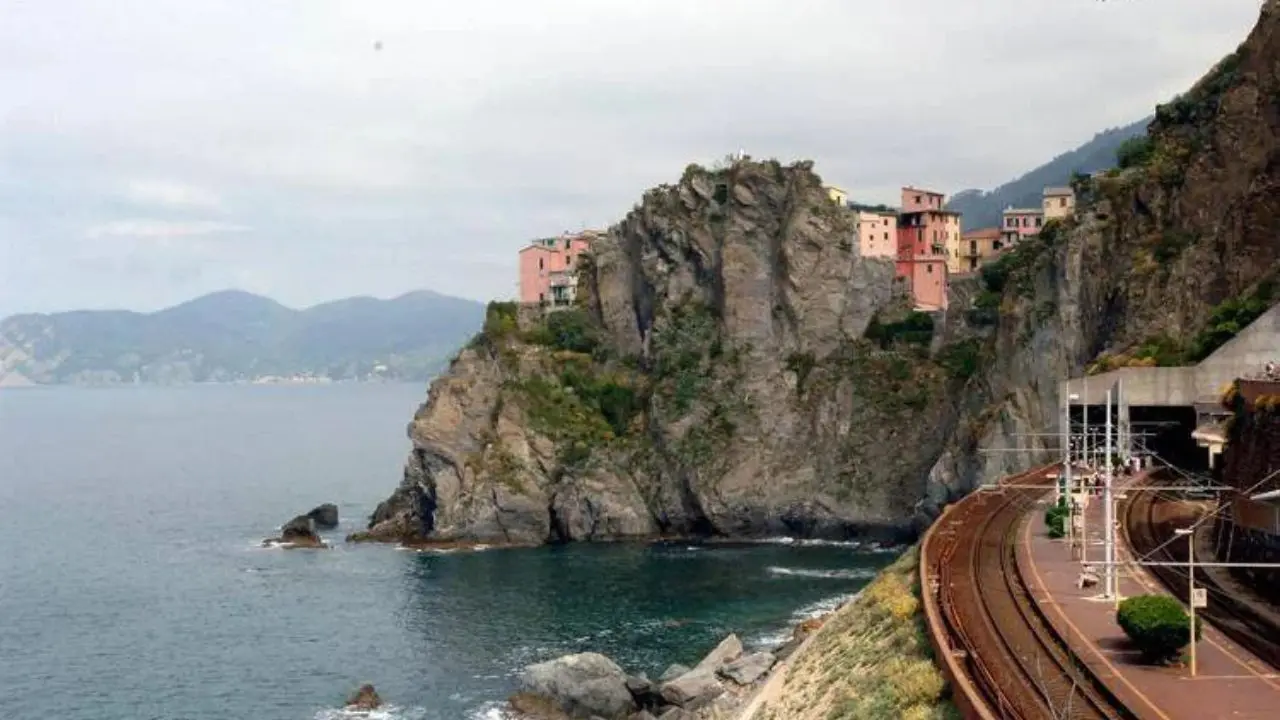 Tragedia alle Cinque Terre, muore cadendo da via dell'Amore dopo litigio con fidanzata