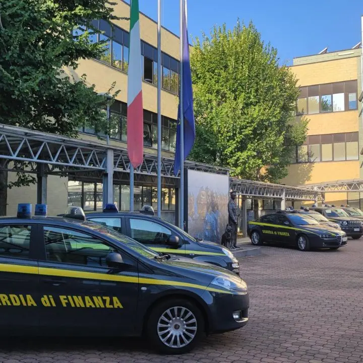 Modena, visite private mai registrate: medico e docente indagato per peculato e fatture false