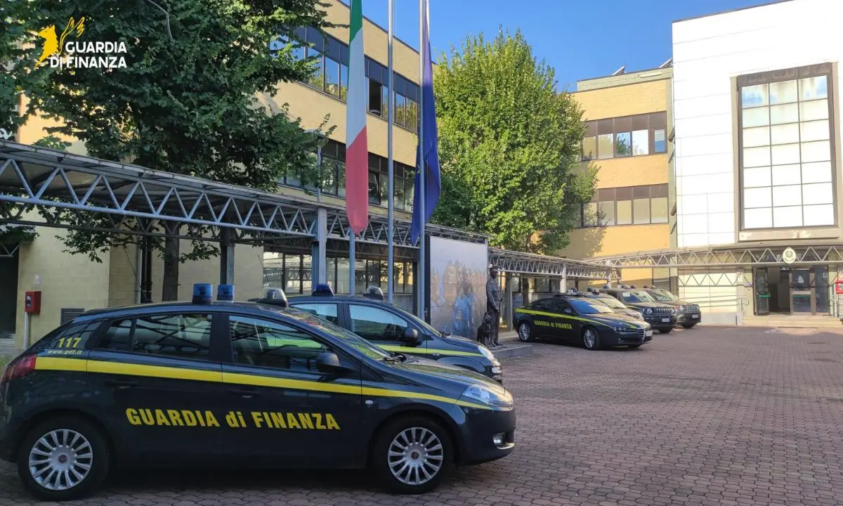 Modena, visite private mai registrate: medico e docente indagato per peculato e fatture false