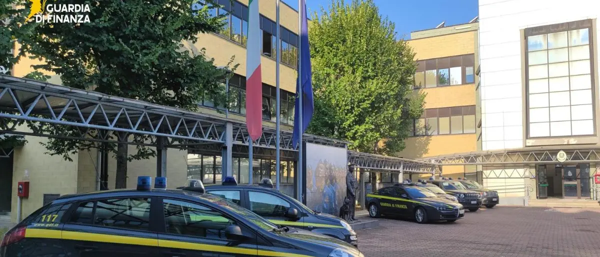 Modena, visite private mai registrate: medico e docente indagato per peculato e fatture false