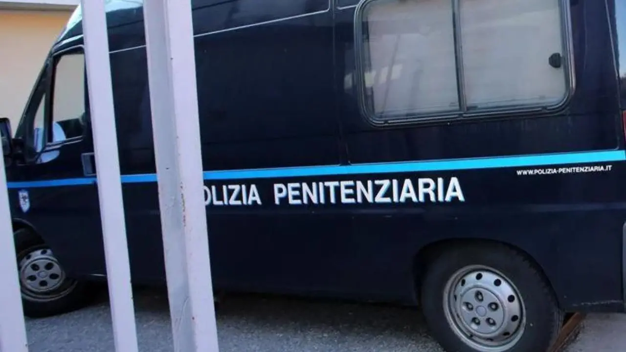 Rivolta nel carcere di Rieti, sala ricreativa in fiamme: 6 agenti penitenziari in ospedale