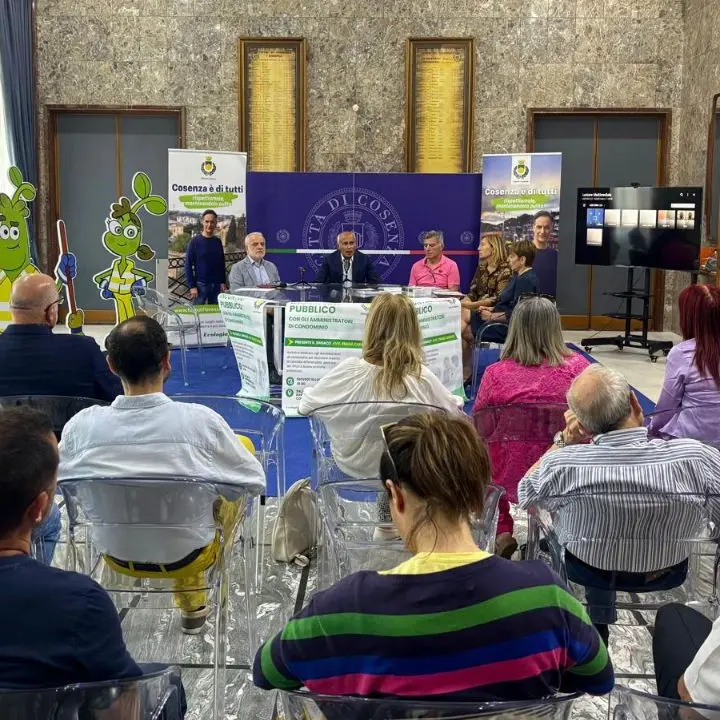 Il sindaco di Cosenza incontra gli amministratori di condominio: «Aiutateci a mantenere la città pulita»