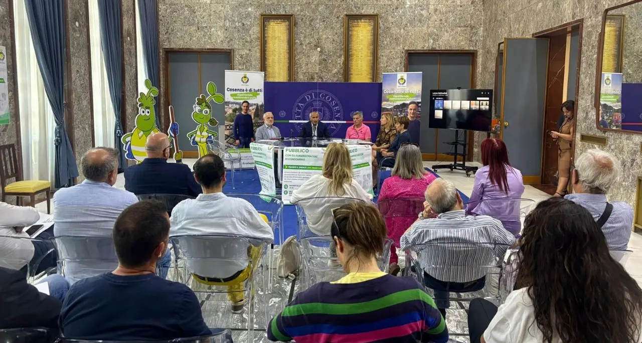 Il sindaco di Cosenza incontra gli amministratori di condominio: «Aiutateci a mantenere la città pulita»