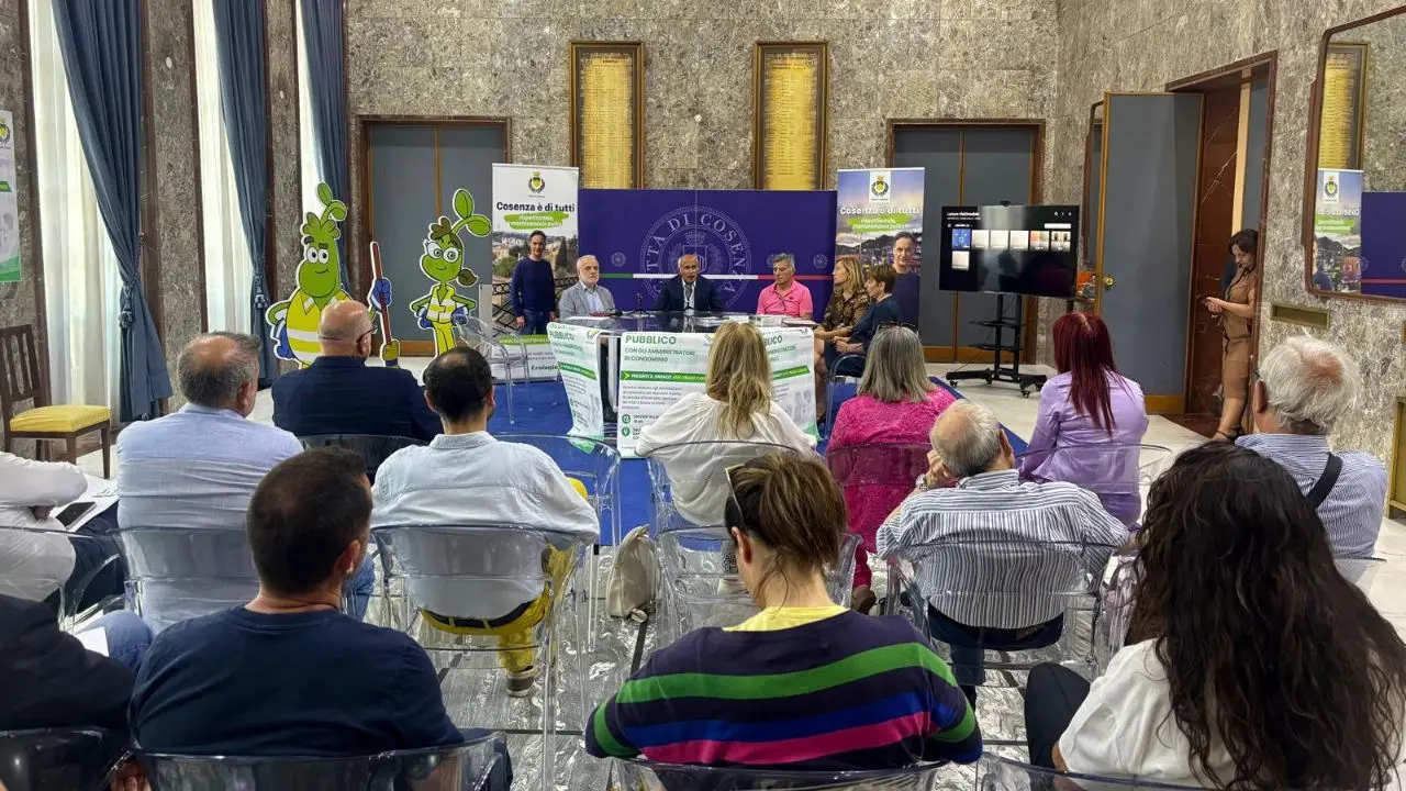 Il sindaco di Cosenza incontra gli amministratori di condominio: «Aiutateci a mantenere la città pulita»