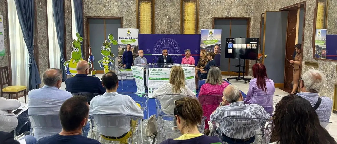 Il sindaco di Cosenza incontra gli amministratori di condominio: «Aiutateci a mantenere la città pulita»