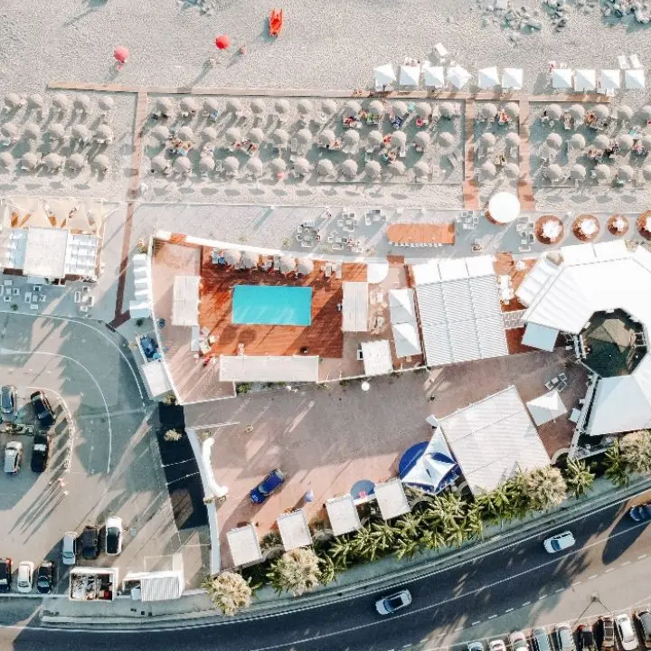 Falerna Marina, relax a cinque stelle: spiaggia e piscina gratis per chi pranza al Riva Restaurant
