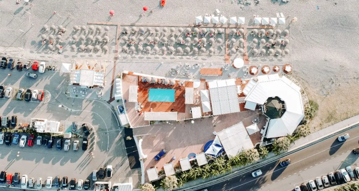 Falerna Marina, relax a cinque stelle: spiaggia e piscina gratis per chi pranza al Riva Restaurant