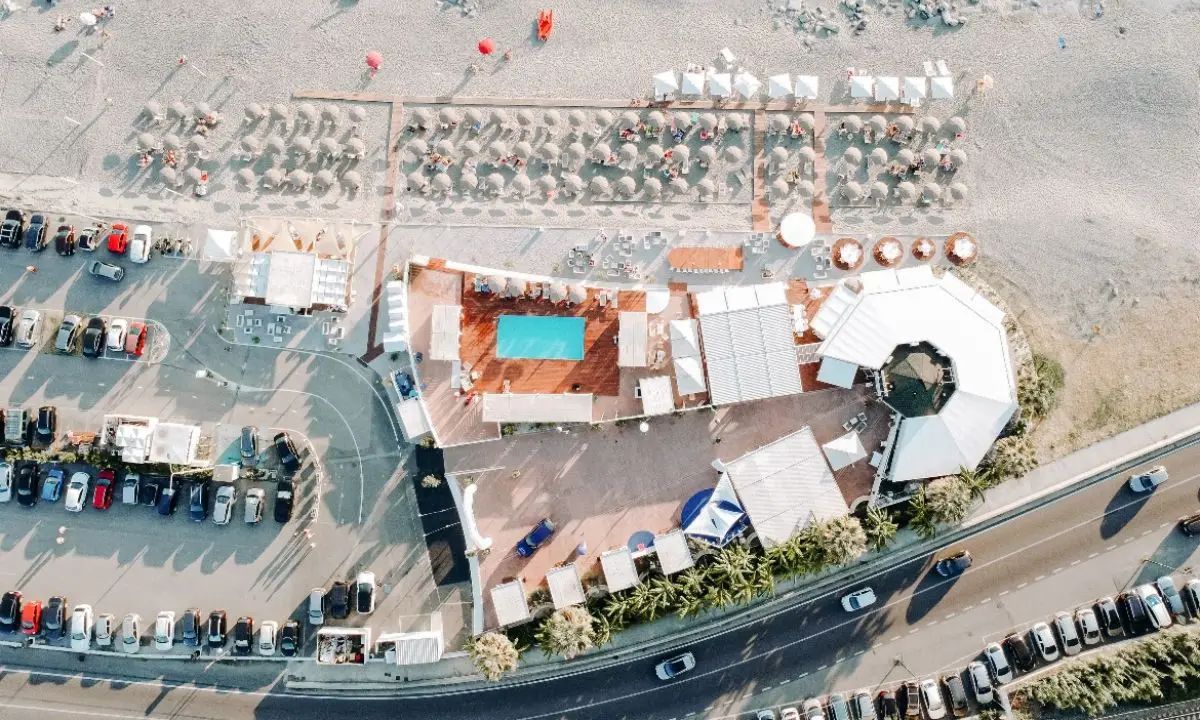 Falerna Marina, relax a cinque stelle: spiaggia e piscina gratis per chi pranza al Riva Restaurant