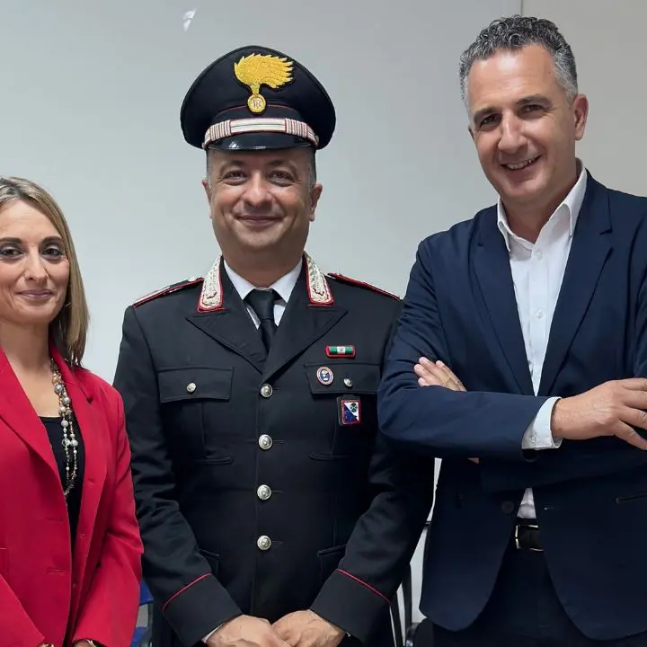 Truffe agli anziani, sala gremita a Castrolibero per l’incontro con i Carabinieri: «La conoscenza è la prima difesa»