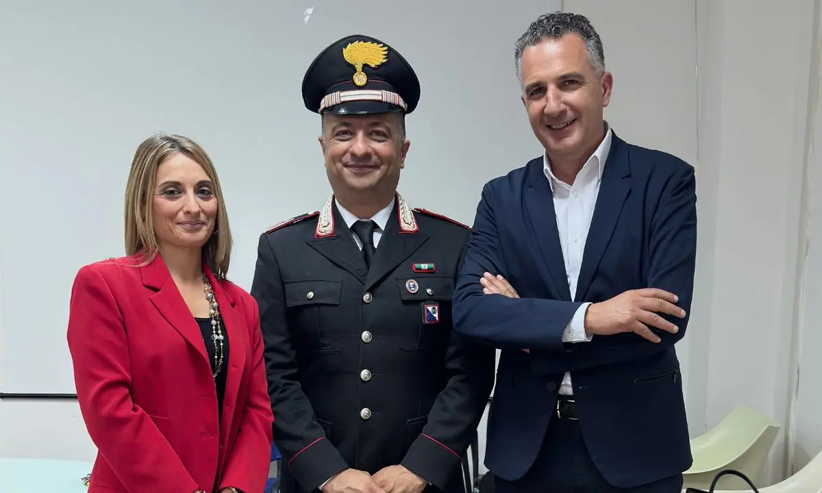 Truffe agli anziani, sala gremita a Castrolibero per l’incontro con i Carabinieri: «La conoscenza è la prima difesa»