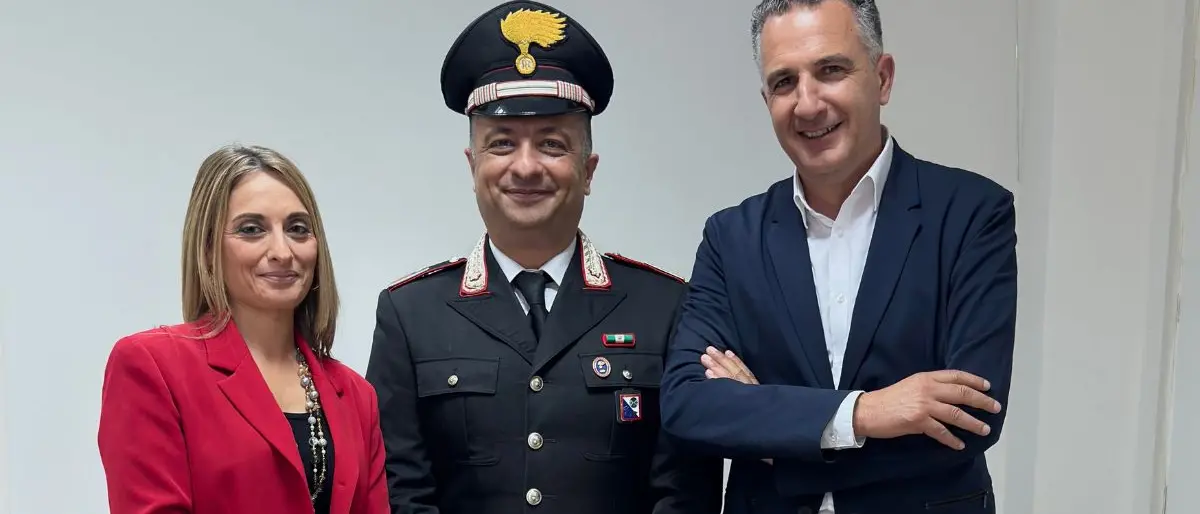 Truffe agli anziani, sala gremita a Castrolibero per l’incontro con i Carabinieri: «La conoscenza è la prima difesa»