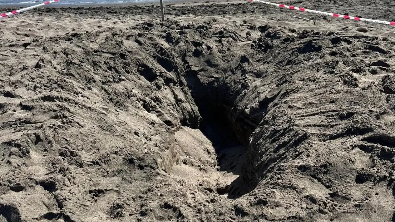 Indagato il papà del 17enne morto sepolto dalla sabbia a Montalto di Castro