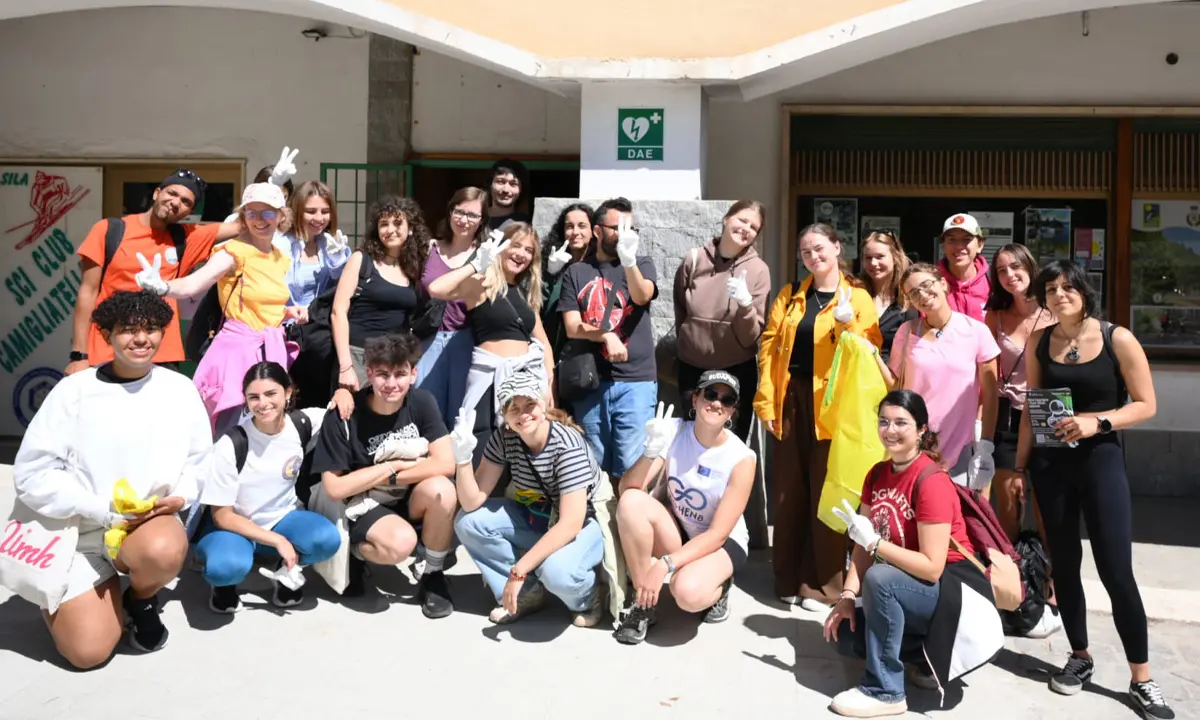 Camigliatello Plogging Mania, giovani a spasso tra i boschi della Sila per ripulirli dai rifiuti