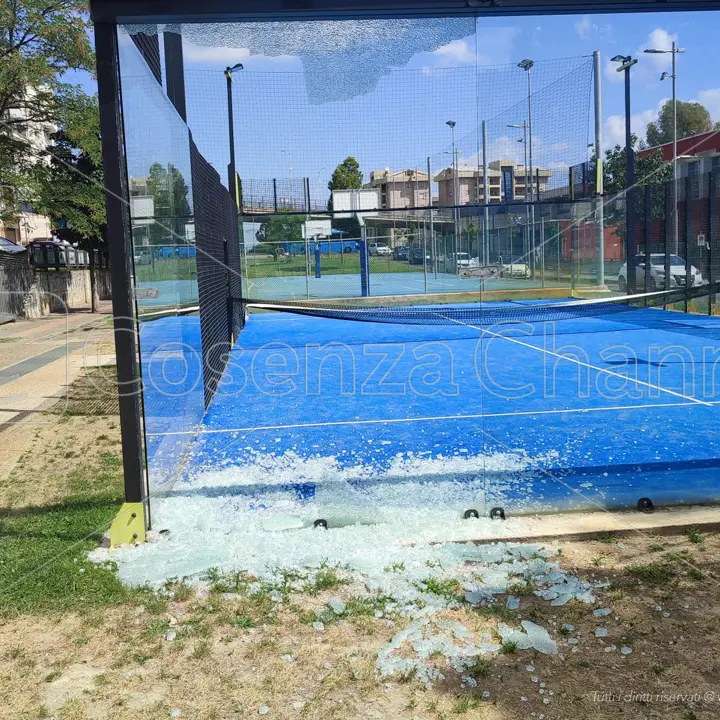 Parco del Benessere Cosenza: vandali danneggiano il campo da padel