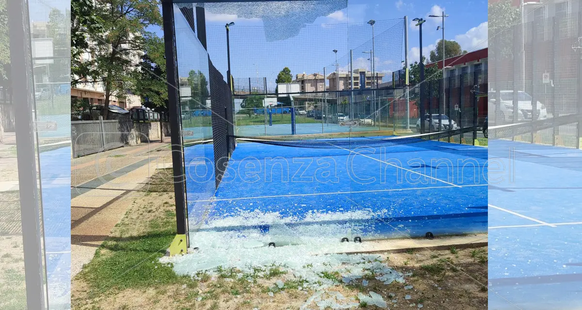 Parco del Benessere Cosenza: vandali danneggiano il campo da padel