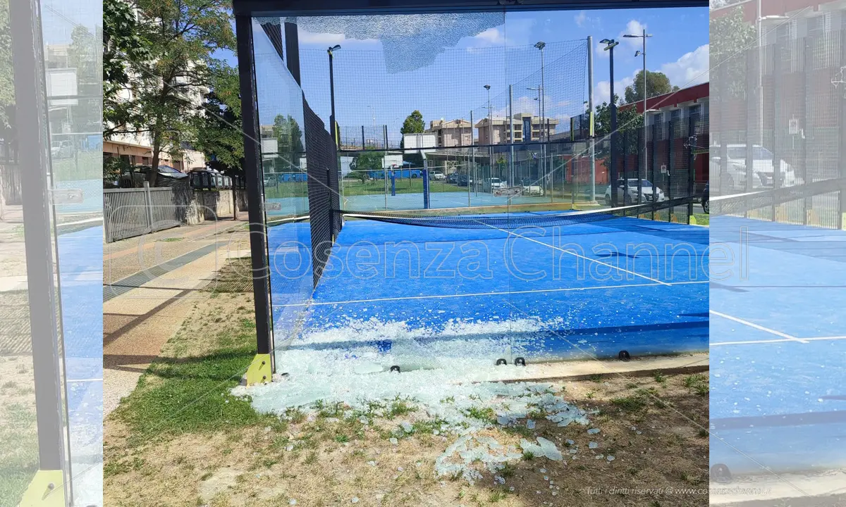 Parco del Benessere Cosenza: vandali danneggiano il campo da padel