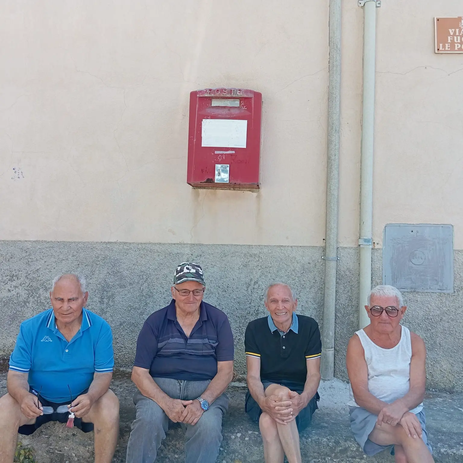 Di carretti, costumi da bagno improvvisati e “pignatari”: il racconto di un tempo sospeso a Squillace\n\n\n
