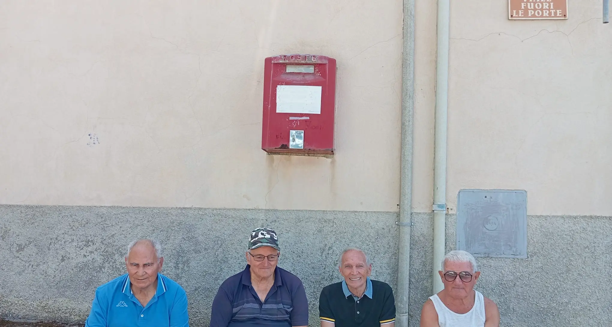 Di carretti, costumi da bagno improvvisati e “pignatari”: il racconto di un tempo sospeso a Squillace\n\n\n