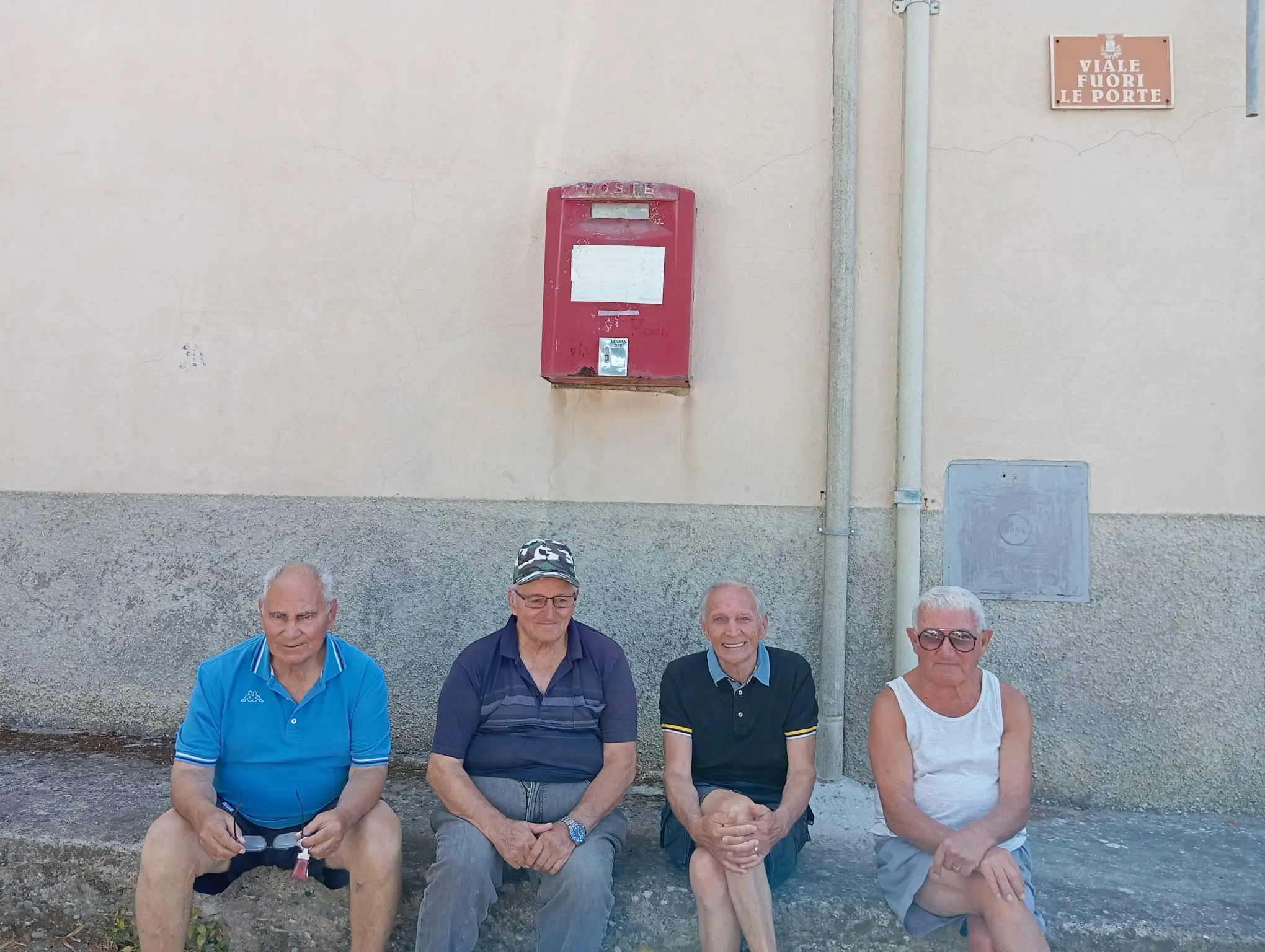 Di carretti, costumi da bagno improvvisati e “pignatari”: il racconto di un tempo sospeso a Squillace\n\n\n