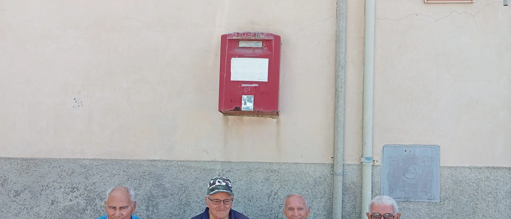 Di carretti, costumi da bagno improvvisati e “pignatari”: il racconto di un tempo sospeso a Squillace\n\n\n