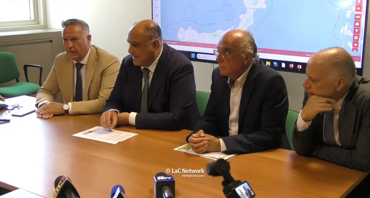 Mare sporco, la Regione smentisce i dati di Goletta verde: «Non è inquinato, le acque calabresi sono eccellenti per il 93%»