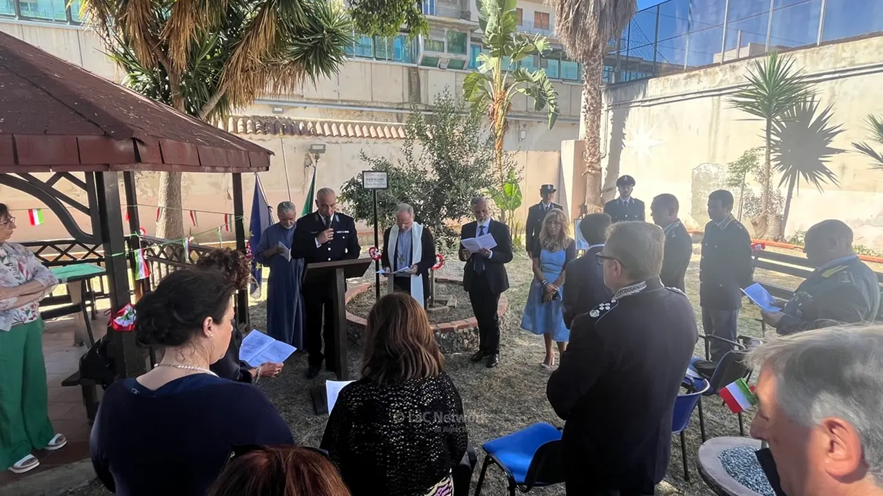 <p>La commemorazione di Paolo Borsellino e della sua scorta nel giardino del plesso San Pietro del carcere Panzera di Reggio Calabria</p>\\n