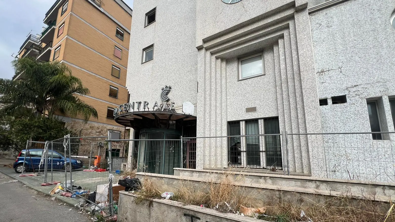 Sospeso fra Corso Mazzini e il parco del benessere, lo stabile ormai abbandonato dal 2019 ha visto andare vuote diverse aste. Viaggio nel degrado in piena citt\\u00E0.