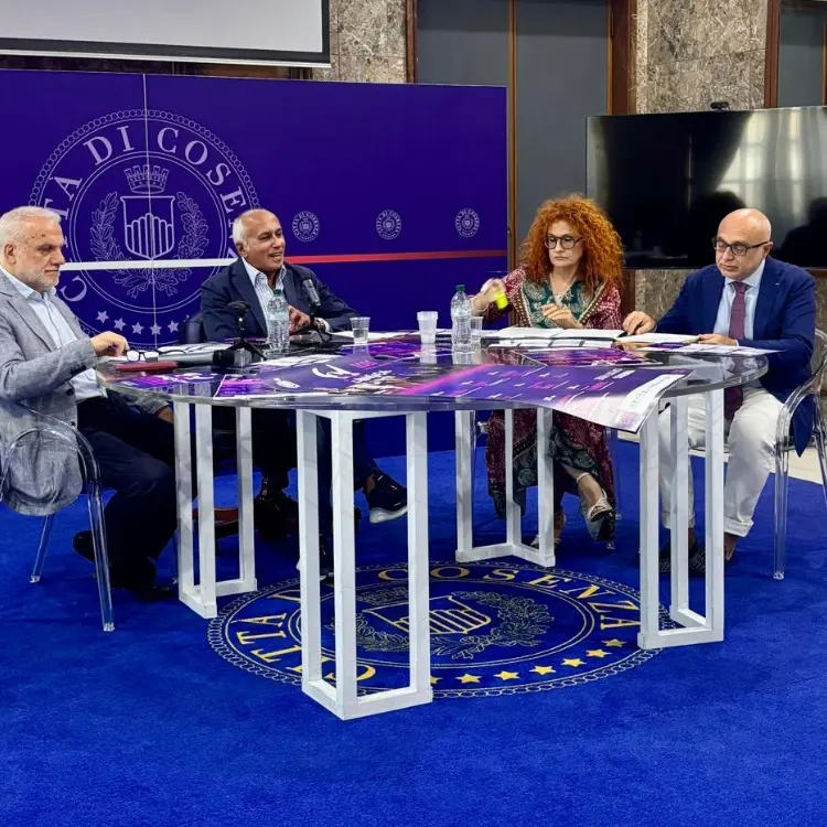 Invasioni a Cosenza, la Villa Vecchia pronta a ospitare gli spettacoli teatrali dell’edizione 2025: ecco il programma\n