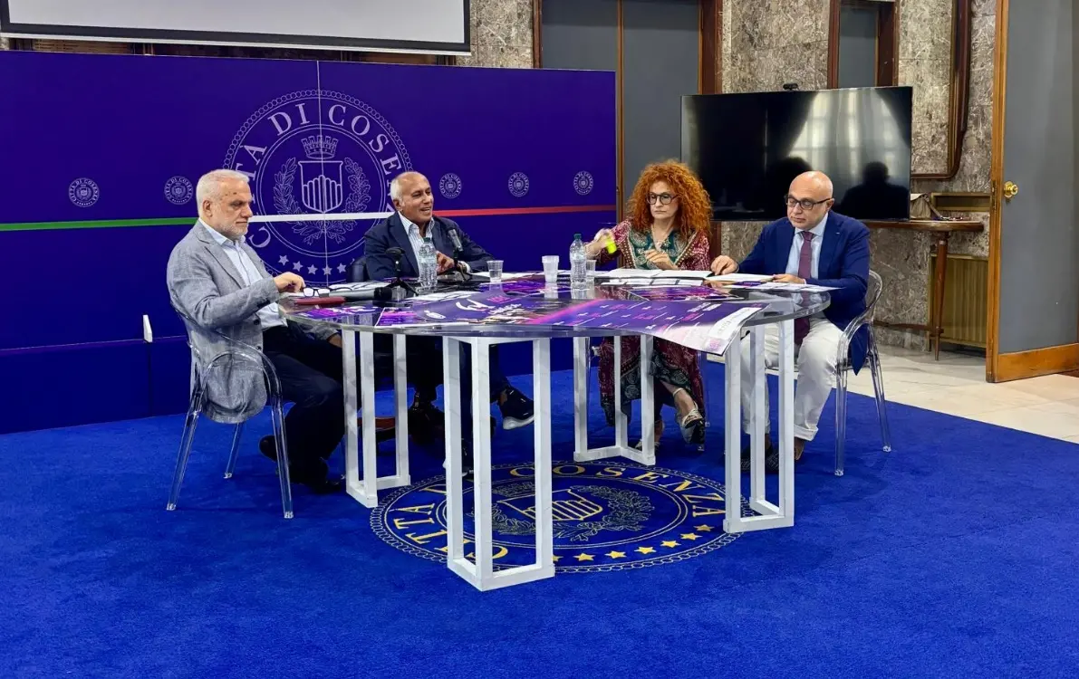 Invasioni a Cosenza, la Villa Vecchia pronta a ospitare gli spettacoli teatrali dell’edizione 2025: ecco il programma\n
