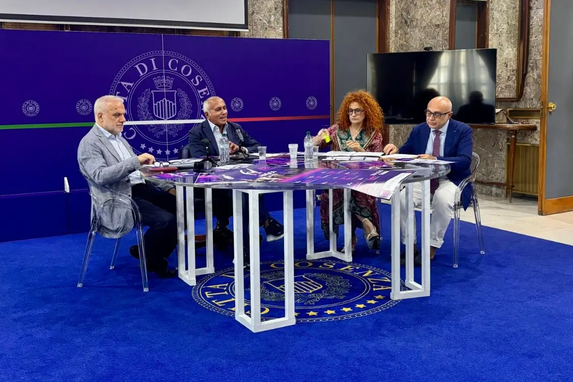 Invasioni a Cosenza, la Villa Vecchia pronta a ospitare gli spettacoli teatrali dell’edizione 2025: ecco il programma\n