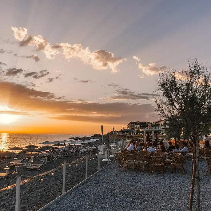 A Falerna Marina l’estate ha il sapore del Riva: musica, tramonti, cucina d’autore e la Sunset Terrace\n