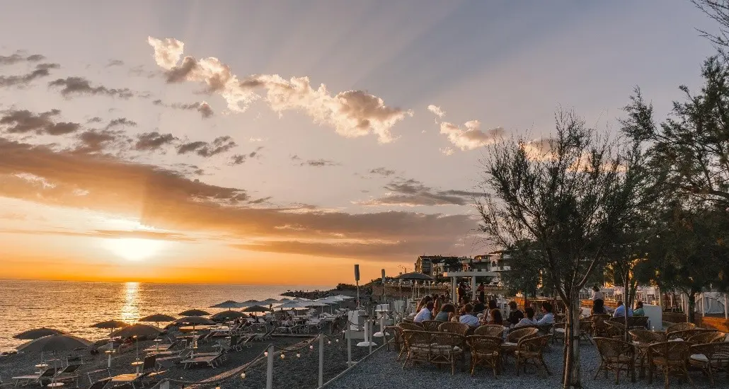 A Falerna Marina l’estate ha il sapore del Riva: musica, tramonti, cucina d’autore e la Sunset Terrace\n