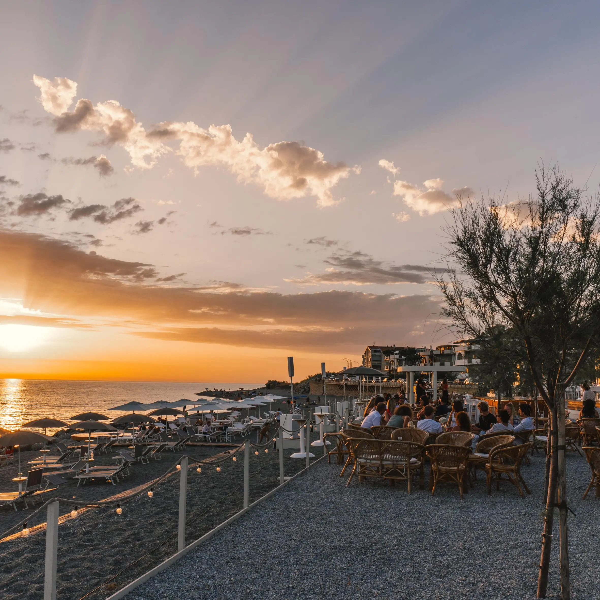 A Falerna Marina l’estate ha il sapore del Riva: musica, tramonti, cucina d’autore e la Sunset Terrace