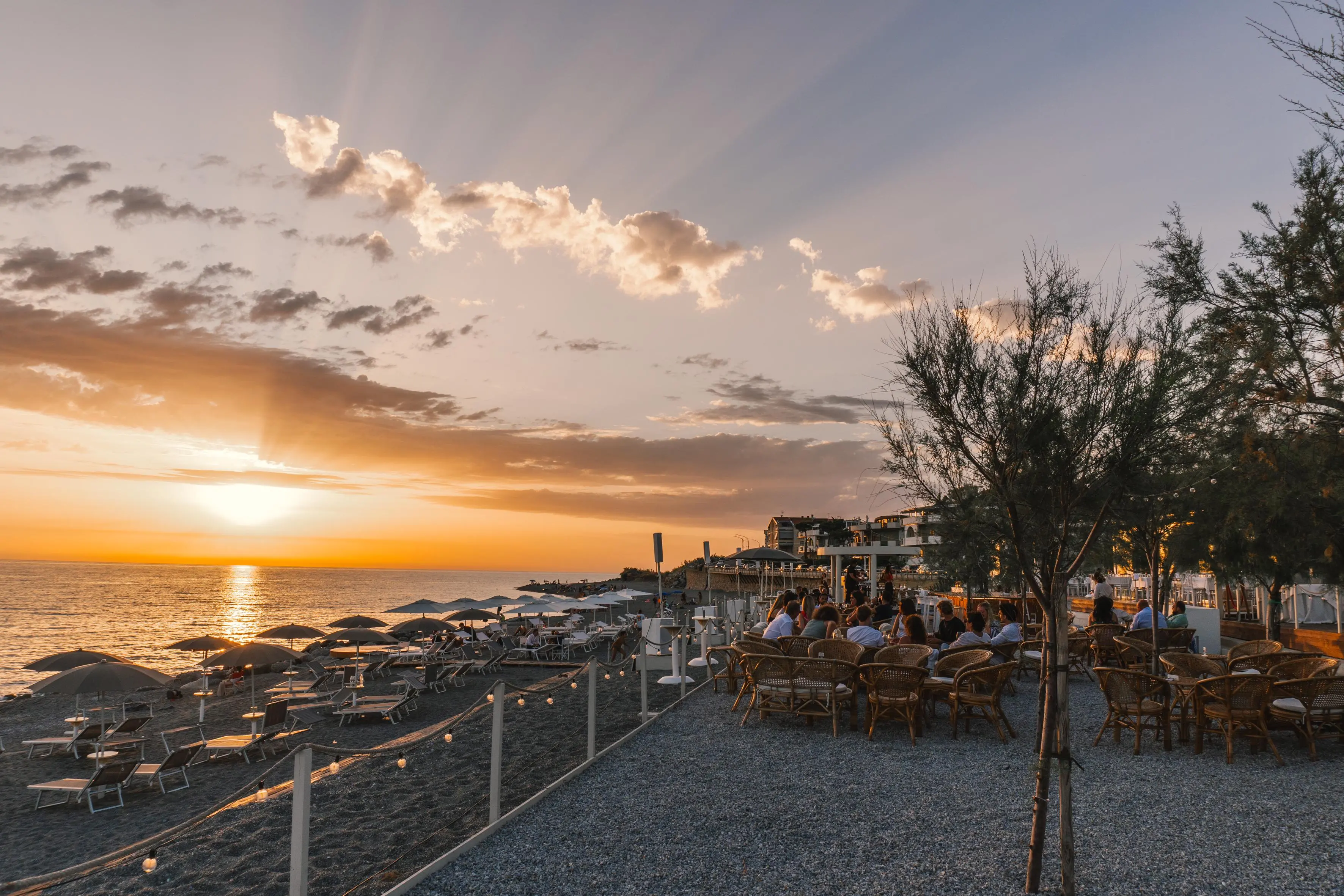 A Falerna Marina l’estate ha il sapore del Riva: musica, tramonti, cucina d’autore e la Sunset Terrace