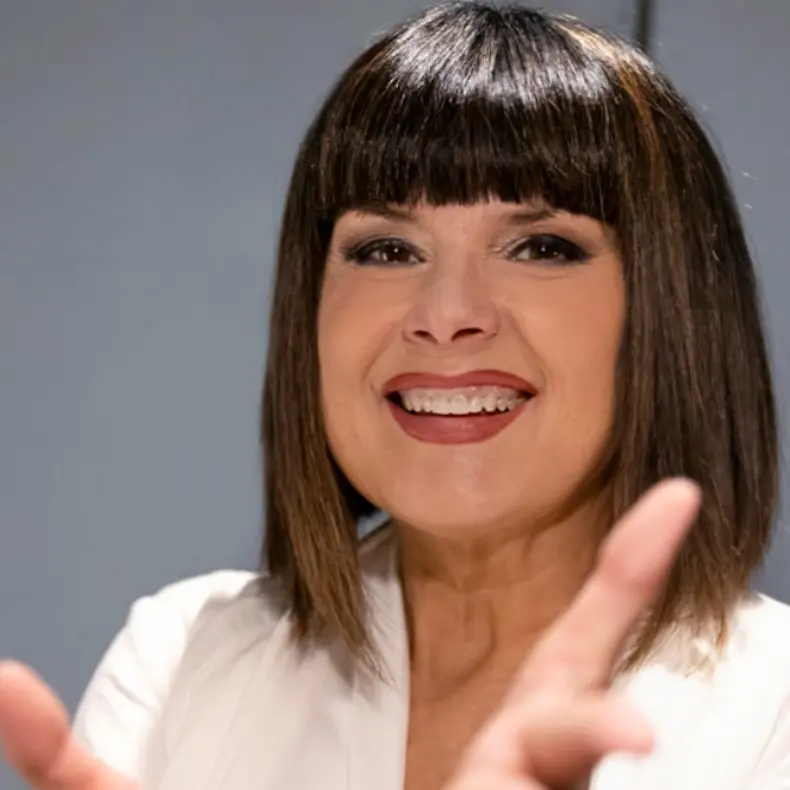Silvia Mezzanotte attesa in Calabria: l’ex voce dei Matia Bazar celebra i 35 anni di carriera con un concerto a Polistena\n