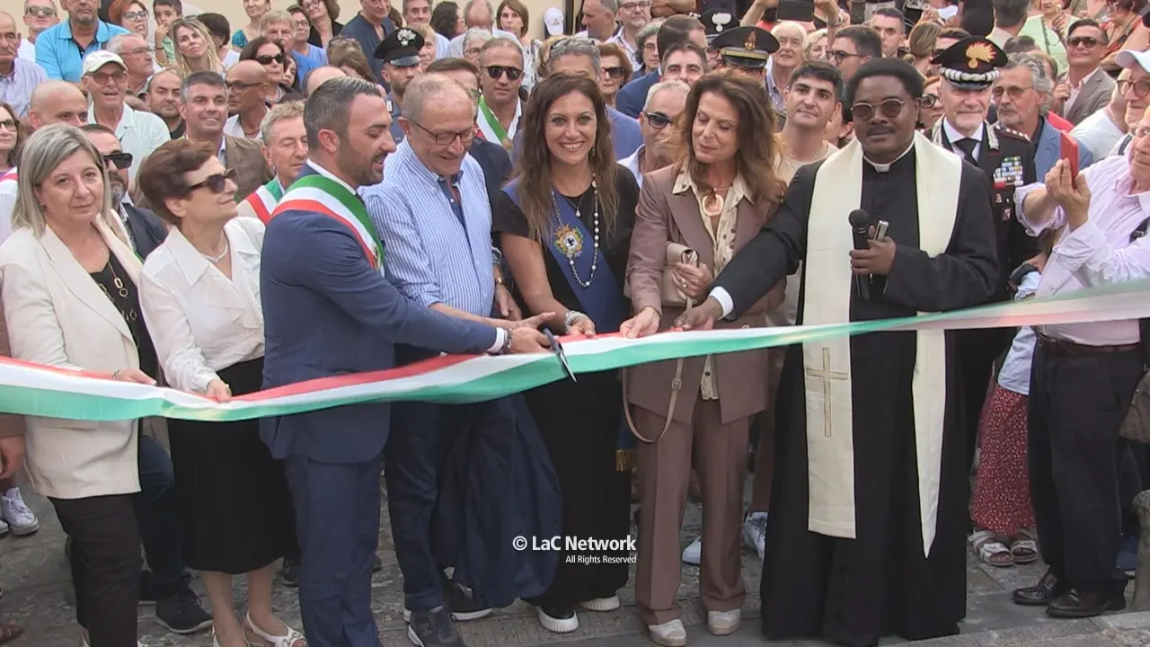 <p>Il momento del taglio del nastro da parte delle autorit&agrave;</p>\\n