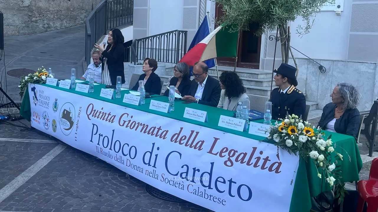 <p>La gremita piazza Felice Romeo a Cardeto in occasione della Giornata della Legalit&agrave;</p>\\n