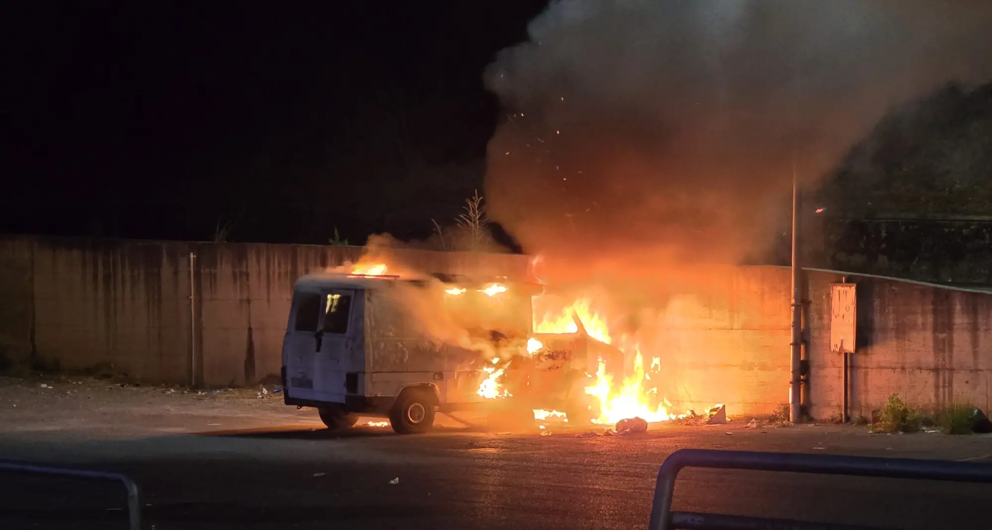 Belvedere Marittimo, furgone in fiamme a due passi dalla SS18