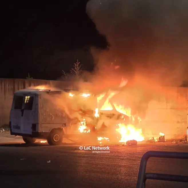 Serata di fuoco a Belvedere, distrutto da un incendio un furgone: indagini in corso\n