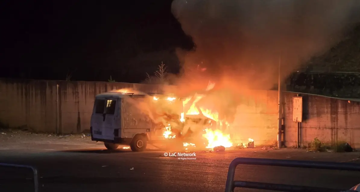 Serata di fuoco a Belvedere, distrutto da un incendio un furgone: indagini in corso\n