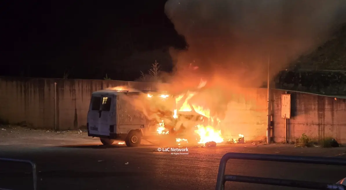 Serata di fuoco a Belvedere, distrutto da un incendio un furgone: indagini in corso\n