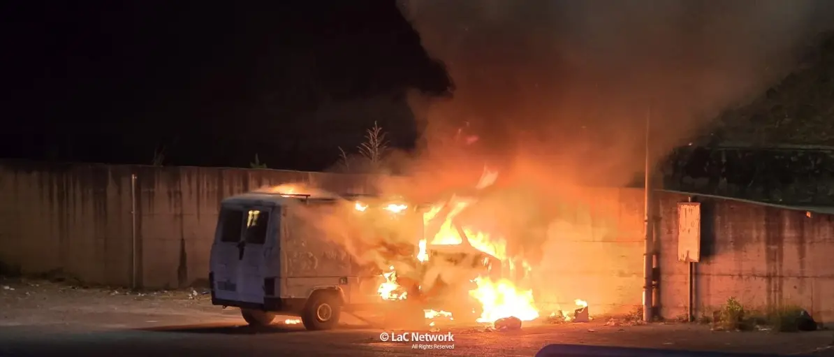 Serata di fuoco a Belvedere, distrutto da un incendio un furgone: indagini in corso\n