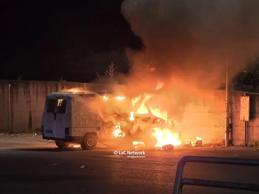 Serata di fuoco a Belvedere, distrutto da un incendio un furgone: indagini in corso