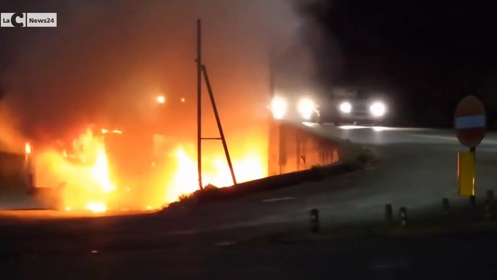 Incendio distrugge un furgone: attimi di paura a Belvedere